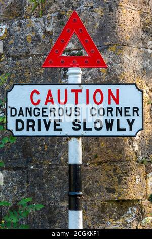 Vintage Straßenschild aus Gusseisen Warnung vor Gefahr Ecke fahren langsam Beschilderung. Stockfoto