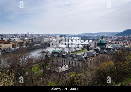 Eine Reihe von Brücken über die Moldau entlang der Stadt Prag, Tschechische Republik Stockfoto