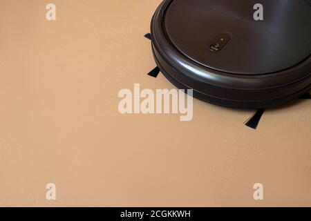 Roboter-Staubsauger. Smart Robot Automatisieren Sie drahtlose Reinigungstechnologie Maschine in der Nähe von Treppen Stockfoto