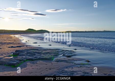 Sonnenuntergang über Embleton Beach in der Nähe von Dunstanburgh Castle in Northumberland Stockfoto