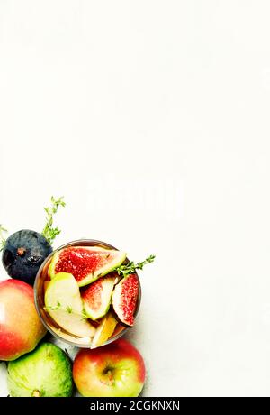 Fruchtcocktail mit Wein, weißer Hintergrund, Blick von oben Stockfoto