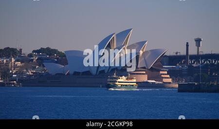 Die Manly-Fähre verlässt Cicular Quay und führt am Opernhaus von Sydney, Australien, vorbei Stockfoto