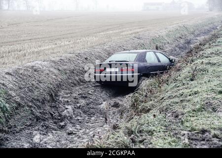 mortara - 01/13/2017 : Auto landete in einem Graben wegen Eis Stockfoto