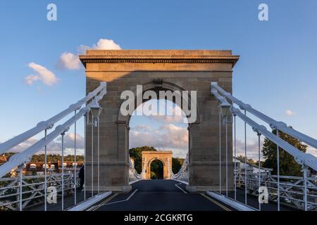 Die berühmte Hängebrücke über die Themse in Marlow, einer malerischen Marktstadt in Buckinghamshire, England, Großbritannien. Stockfoto