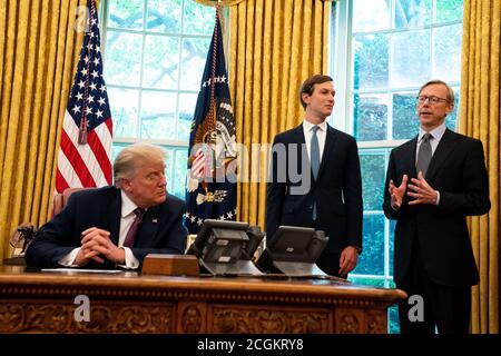 Brian Hook, ehemaliger US-Sonderbeauftragter für den Iran und Senior Advisor des Außenministers, Right, spricht im Oval Office des Weißen Hauses in Washington, DC nach der Ankündigung, dass Bahrain die Beziehungen zu Israel normalisieren würde, im Weißen Haus in Washington DC am 11. September, 2020. Von links nach rechts: US-Präsident Donald J. Trump; Jared Kushner, Assistent des Präsidenten und Brian Hook.Quelle: Anna Moneymaker/Pool via CNP Stockfoto