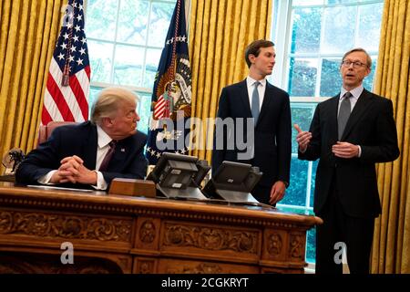 Brian Hook, ehemaliger US-Sonderbeauftragter für den Iran und Senior Advisor des Außenministers, Right, spricht im Oval Office des Weißen Hauses in Washington, DC nach der Ankündigung, dass Bahrain die Beziehungen zu Israel normalisieren würde, im Weißen Haus in Washington DC am 11. September, 2020. Von links nach rechts: US-Präsident Donald J. Trump; Jared Kushner, Assistent des Präsidenten und Brian Hook.Quelle: Anna Moneymaker/Pool via CNP Stockfoto