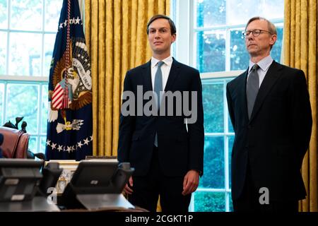 Jared Kushner, Senior Adviser von Präsident Donald Trump, spricht im Oval Office nach der Ankündigung, Bahrain werde die Beziehungen zu Israel normalisieren, im Oval Office des Weißen Hauses in Washington, DC am 11. September 2020. Rechts steht Brian Hook, ehemaliger US-Sonderbeauftragter für den Iran und Senior Advisor des Außenministers.Quelle: Anna Moneymaker/Pool via CNP - Nutzung weltweit Stockfoto