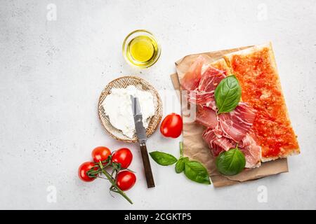 Spanisches Frühstück, Draufsicht. Toast oder Sandwich mit Jamon, Käse und Tomatensauce Stockfoto