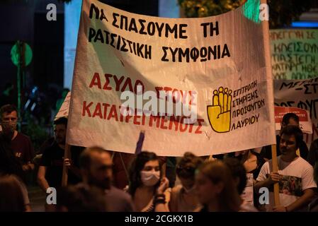 Athen, Griechenland. September 2020. Demonstranten halten Transparente und rufen pro-Flüchtling-Slogans, während sie auf das parlament zumarschieren. Mehr als dreitausend Menschen gingen auf die Straße, um ihre Solidarität mit Flüchtlingen und Migranten zu bekunden, die offene Grenzen und die Beseitigung dessen forderten, was sie als Konzentrationslager betrachten. Quelle: Nikolas Georgiou/ZUMA Wire/Alamy Live News Stockfoto