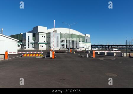 Eintritt für Fahrzeuge zum Sportzentrum der Platinum Ice Arena der Stadt Krasnoyarsk, gebaut für die Winter Universiade 2019. Stockfoto