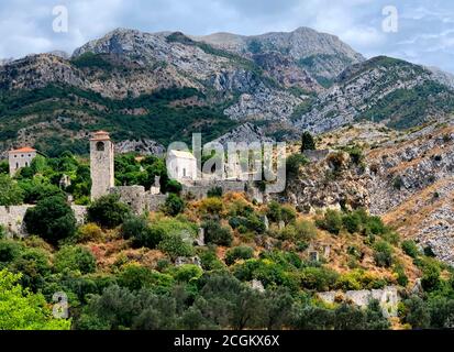 Schöne Aussicht auf die Altstadt Bar in Montenegro. Alte Ruinen überblickend von den schroffen Bergen Dinarischen Alpen. Stari Grad Bar, Crna Gora. Rumija. Stockfoto