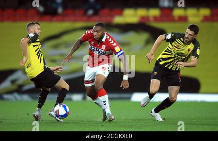 Middlesbroughs Britt Assombalonga (Mitte) kämpft während des Sky Bet Championship-Spiels in der Vicarage Road, Watford, um den Ball mit Watfords Craig Cathcart (rechts) und Tom Cleverley. Stockfoto