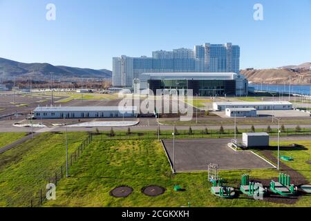 Blick auf das Sportzentrum der Platinum Ice Arena in Die Nachbarschaft dämmert ruhig von Krasnojarsk Stadt Stockfoto