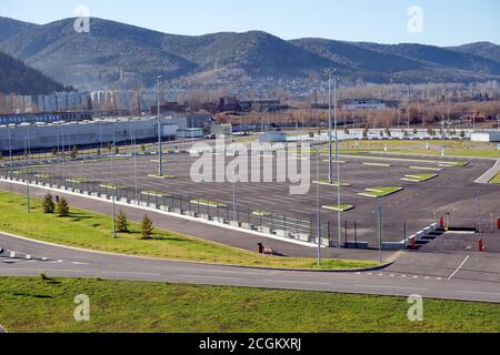 Parkplatz für Fahrzeuge in der Nähe des Sportzentrums der Platinum Ice Arena in der Nachbarschaft ruhig dämmert, für die Winter Universiade 2019 gebaut. Stockfoto