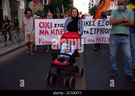 Athen, Griechenland. September 2020. Demonstranten halten Transparente und rufen pro-Flüchtling-Slogans, während sie auf das parlament zumarschieren. Mehr als dreitausend Menschen gingen auf die Straße, um ihre Solidarität mit Flüchtlingen und Migranten zu bekunden, die offene Grenzen und die Beseitigung dessen forderten, was sie als Konzentrationslager betrachten. Quelle: Nikolas Georgiou/ZUMA Wire/Alamy Live News Stockfoto