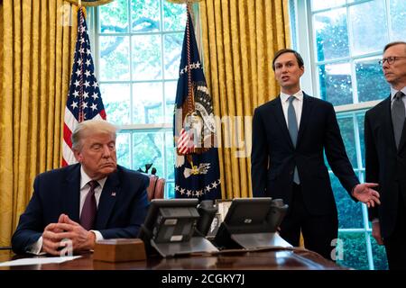 Jared Kushner, Assistent des Präsidenten und Senior Advisor des US-Präsidenten Donald J. Trump, Mitte, spricht im Oval Office des Weißen Hauses in Washington, DC nach der Ankündigung, dass Bahrain die Beziehungen zu Israel normalisieren würde, Im Weißen Haus in Washington DC am 11. September 2020. Von links nach rechts: Präsident Trump, Jared Kushner und Brian Hook, ehemaliger US-Sonderbeauftragter für Iran und Senior Advisor des Außenministers.Quelle: Anna Moneymaker/Pool via CNP /MediaPunch Stockfoto