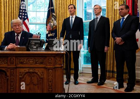 Jared Kushner, Assistent des Präsidenten und Senior Advisor des US-Präsidenten Donald J. Trump, Mitte, spricht im Oval Office des Weißen Hauses in Washington, DC nach der Ankündigung, dass Bahrain die Beziehungen zu Israel normalisieren würde, Im Weißen Haus in Washington DC am 11. September 2020. Von links nach rechts: Präsident Trump, Jared Kushner und Brian Hook, ehemaliger US-Sonderbeauftragter für Iran und Senior Advisor des Außenministers, nicht identifiziert.Quelle: Anna Moneymaker/Pool via CNP /MediaPunch Stockfoto