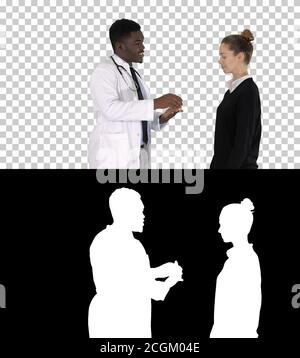 Männlicher Arzt bietet Medikamente für junge Frau, Alpha Channel Stockfoto