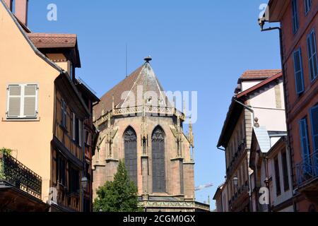 Enge Gassen aus mittelalterlichen und frühRenaissance-Gebäuden mit Blumenkästen in Colmar, einer Stadt in der Region Grand Est in Frankreich. Stockfoto