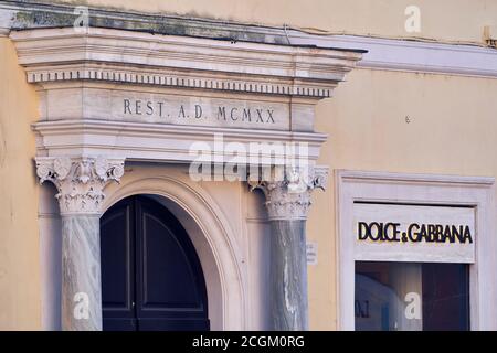 Tourismus in Piazza di Spagna (Spanische Treppe). 100 Jahre, Seite an Seite: Dolce e Gabbana Fashion Store in einem Palast im Jahr 1920 restauriert (MCMXX) Stockfoto