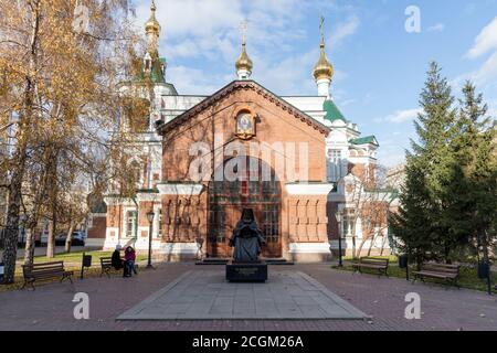 Denkmal des Heiligen Luka Voyno-Jasenetsky vor der Pfarrei des Tempels des Heiligen Johannes des Vorläufers (1890) im öffentlichen Garten. Stockfoto