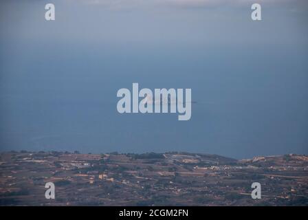 Die kleine Insel Filfla vor der Südwestküste Von Malta Stockfoto