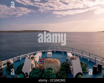 Eine Fähre zwischen Malta und der kleinen Insel Gozo läuft Stockfoto