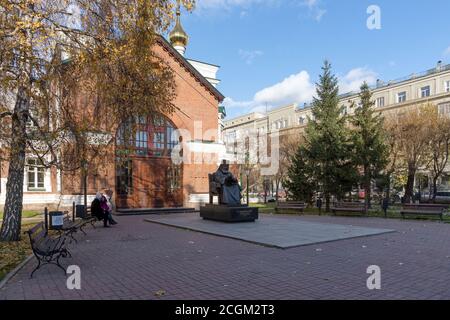 Platz mit dem Denkmal des Heiligen Luka Voyno-Jasenetsky vor der Kirche des Heiligen Johannes des Vorläufers (1890) im Herbst. Stockfoto