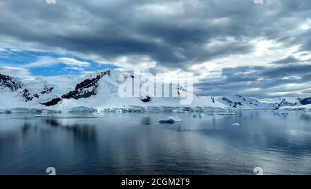 Blaue Gletscher und Eisberge auf der Antarktis. Stockfoto