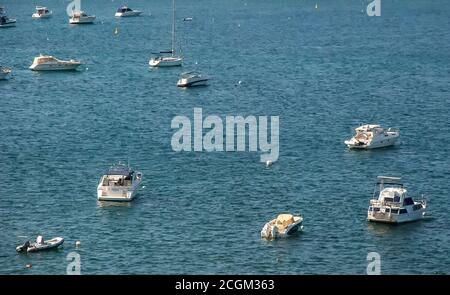 Freizeitboote liegen in der Bucht von Mellieha, Malta Stockfoto