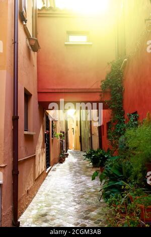 Alte Straße in San Giovanni in Marignano Stadt am sonnigen Tag, Rimini Provinz, Italien. Italienisches Stadtbild Stockfoto