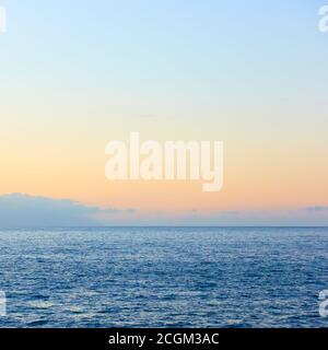 Meereshorizont mit fast klarem Himmel, kann als Hintergrund verwendet werden Stockfoto