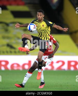 Watfords Joao Pedro (links) und Middlesbroughs Anfernee Dijksteel kämpfen während des Sky Bet Championship-Spiels in der Vicarage Road, Watford, um den Ball. Stockfoto