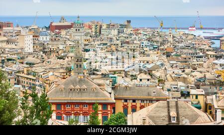 Panoramablick auf Genua Stadt von einer Aussichtsplattform, Italien Stockfoto