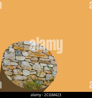 Teil einer 3D-Wand auf einem orangefarbenen Hintergrund Stockfoto