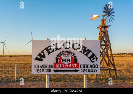 Texas, Adrian, Route 66, Mittelpunktschild zwischen Chicago und Los Angeles Stockfoto