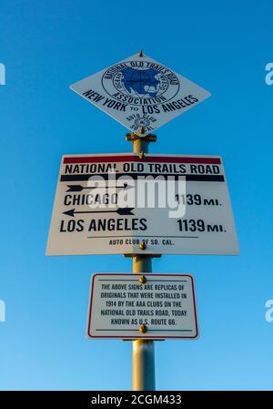 Texas, Adrian, Route 66, Mittelpunktschild zwischen Chicago und Los Angeles, eine National Old Trails Road Stockfoto