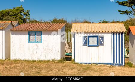 Yeu Insel in Frankreich, bunte Hütten am Strand Stockfoto