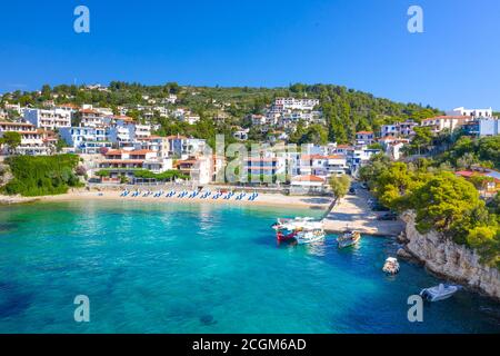 Erstaunlicher Strand von Rousoum Gialos in Alonnisos Insel, Griechenland. Stockfoto