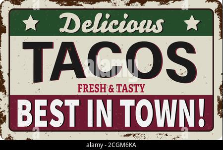Vector retro Zeichen Vorlage für traditionelle Taco-Mahlzeit in mexikanischen Restaurants. Heiße und würzige mexikanische Tacos werben auf altem grünem Metallhintergrund. Stock Vektor