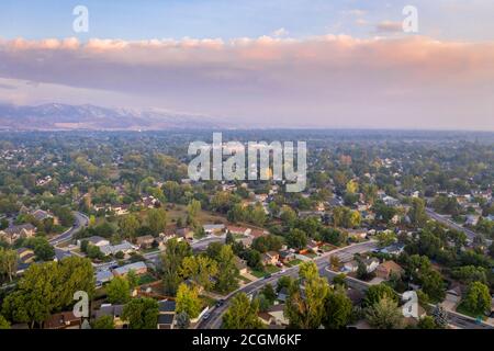 Trüber Morgen mit wildem Rauch vom Cameron Peak Feuer über Fort Collins im Norden Colorados, Luftaufnahme Stockfoto