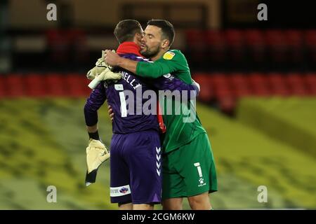 WATFORD, ENGLAND. 11. SEPTEMBER Ben Foster von Watford und Marcus Bettinelli von Middlesbrough umarmen sich nach dem Sky Bet Championship Match zwischen Watford und Middlesbrough in Vicarage Road, Watford. (Kredit: Leila Coker, MI News) Kredit: MI Nachrichten & Sport /Alamy Live Nachrichten Stockfoto