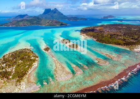 Luftaufnahme von Bora Bora, Französisch-Polynesien mit Mount Otemanu, Mount Pahia und Umgebung motus (Inseln). Paradies auf Erden. Stockfoto