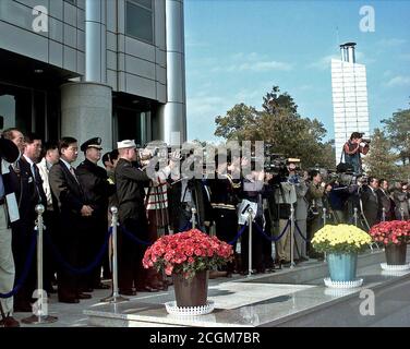 10/27/1988 - Mitglieder des lokalen und militärischen drücken Sie dokumentieren die Karawane von 501 Rinder und 50 Fahrzeugen, wie sie ein kommunistisches Nordkorea von Panmunjom, der Republik Korea, Okt. 27, 1998. Stockfoto