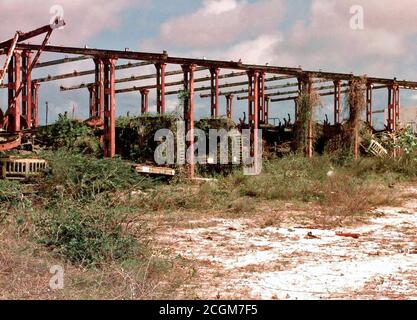 1993 - Geradeaus geschossen von einem verlassenen und verfallenen Gebäude mit umgestürzten Lkw innerhalb der Sowjetunion. Das Gebäude ist an einem verlassenen Sowjetischen Base nördlich von Schwert Base entfernt und wird für die Zerstörung vorbereitet. Diese Mission ist in der direkten Unterstützung der Operation Restore Hope. Stockfoto