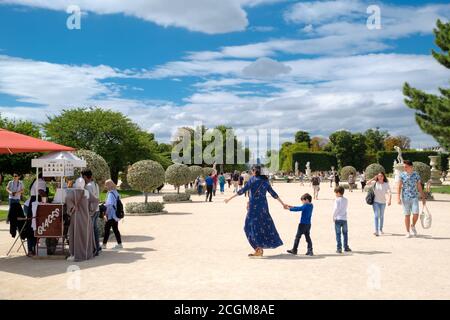 Pariser genießen den Sommer im Tuileries Garden in Paris Stockfoto