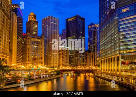 Blick auf Chicago Wolkenkratzer entlang des Riverwalks in der Abenddämmerung Stockfoto