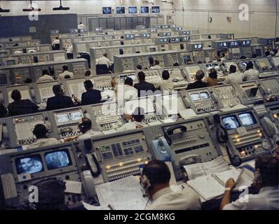 Dieses Foto zeigt eine besetzt Launch Control Center am Kennedy Space Center während der Apollo 8 Mission starten. Stockfoto