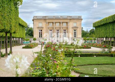 Das Petit Trianon auf dem Gelände des Palastes von Versailles in der Nähe von Paris Stockfoto