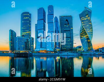 Moskau-Stadt, Russland Skyline bei Sonnenuntergang mit Spiegelung im Moskwa-Fluss Stockfoto